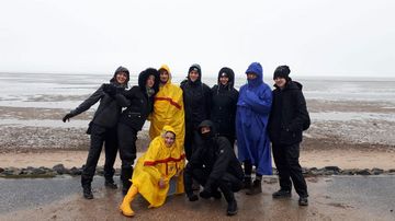 Gruppe bei diesigem Wetter am Strand
