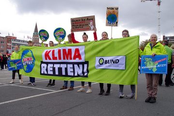 Menschen mit "Klima-retten"-Banner