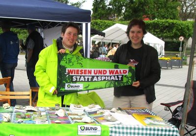 Fotos von zwei Jugendlichen am Info-Stand
