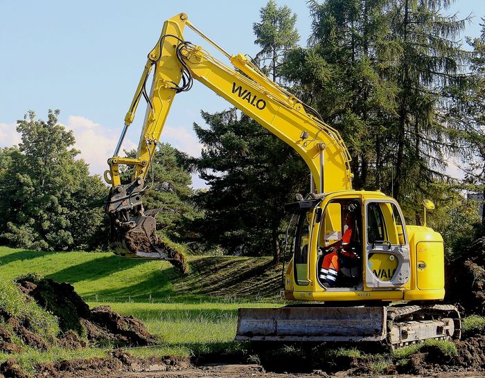 Bagger auf grüner Wiese